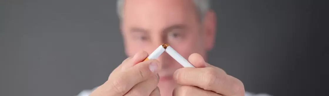 omul sparge o țigară